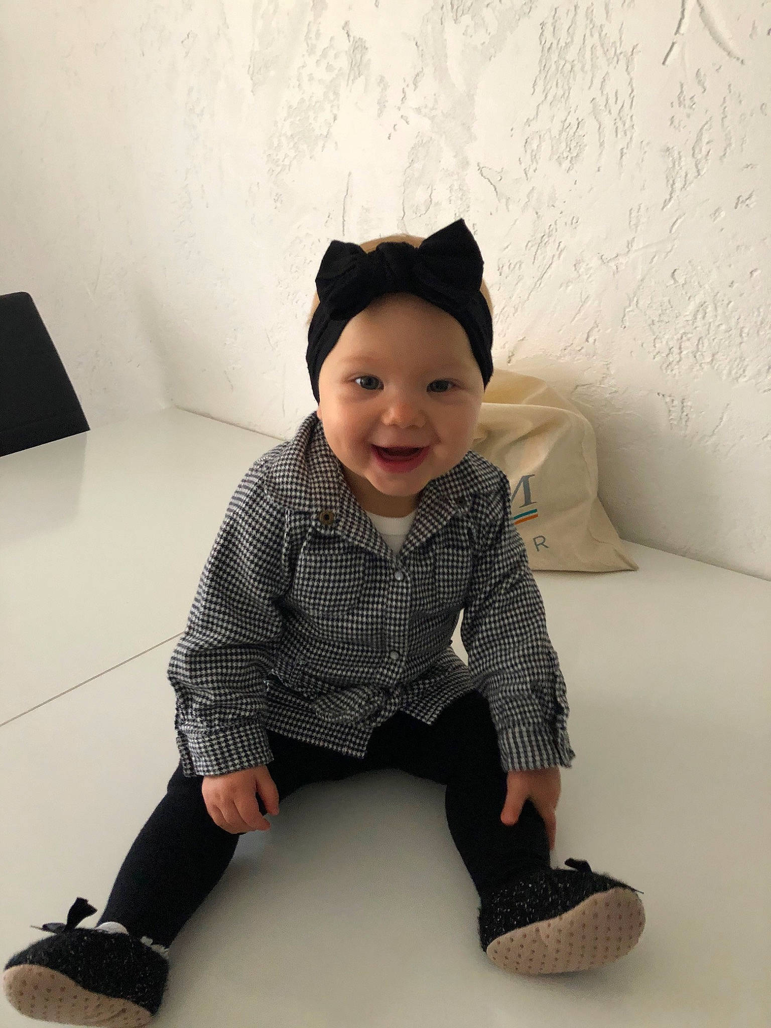 Cassidy a rejoint le concours — aidez-le/la à gagner de superbes lots ! baby, baby_toddler_clothing, cap, child, design, ear, floor, flooring, hat, head, headgear, pattern, person, shoe, sitting, skin, sleeve, smile, standing, toddler