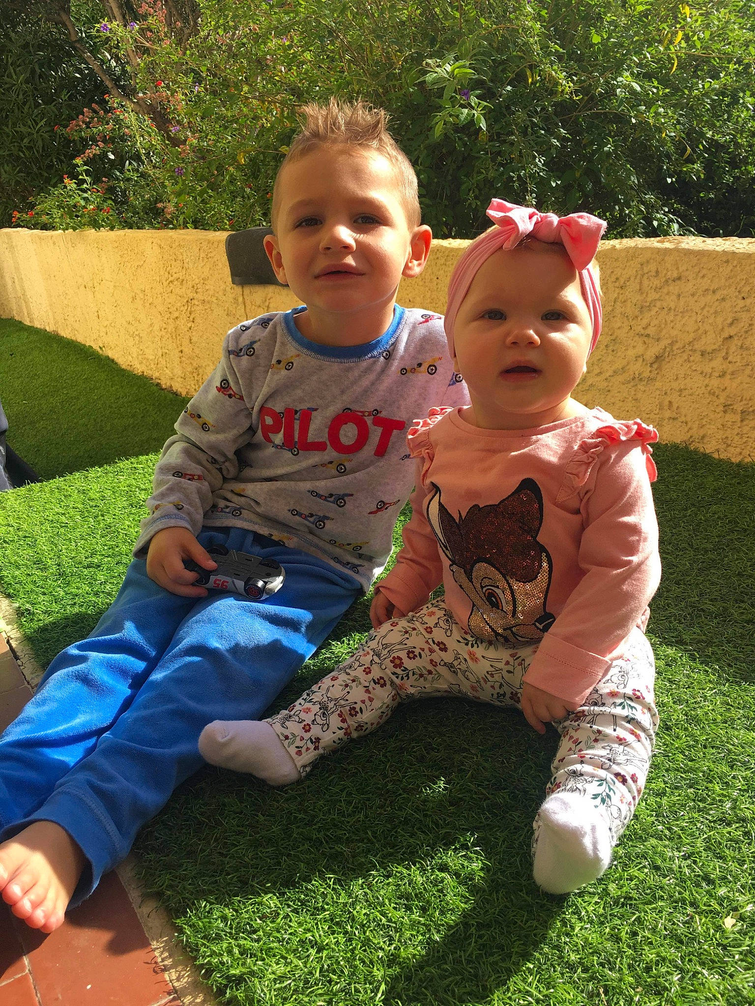 Cassidy participe au concours pour gagner de l'argent avec cette photo : baby, child, fun, garden, grass, grass_family, green, head, lawn, leaf, male, people, person, plant, play, sitting, smile, summer, toddler, vacation