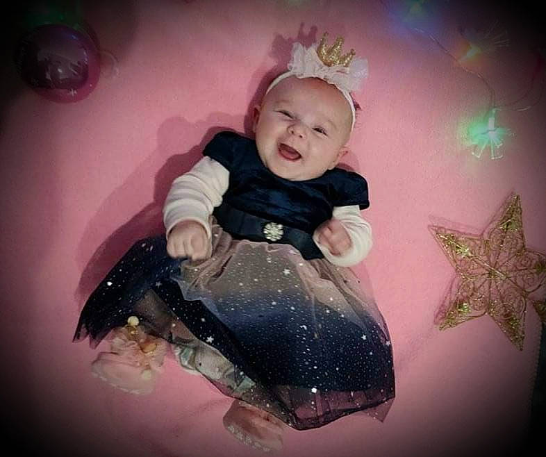 Kaïly participe au concours pour gagner de l'argent avec cette photo : arm, art, baby, baby_toddler_clothing, child, christmas_eve, christmas_ornament, event, fictional_character, flash_photography, happy, head, human_body, magenta, ornament, party_supply, people_in_nature, person, pink, smile