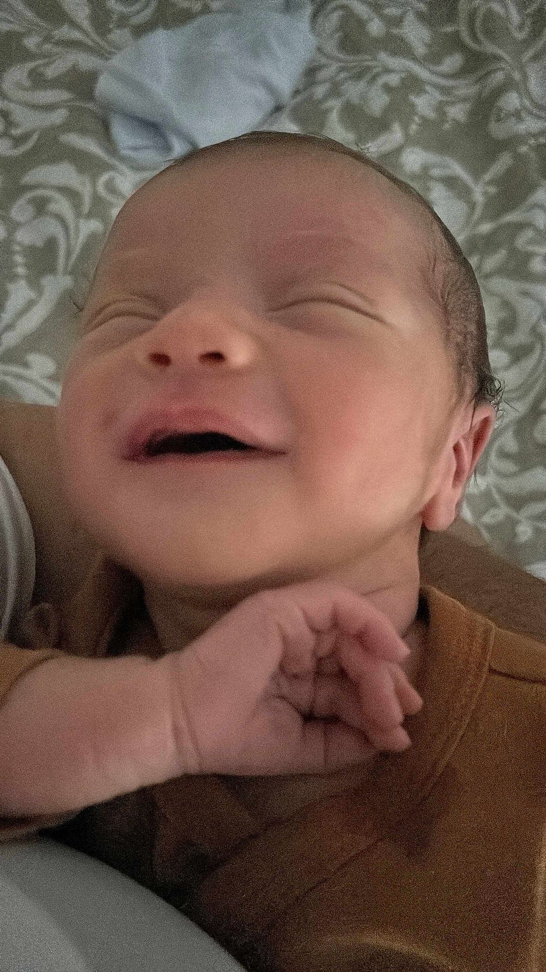 Nahil participe au concours pour gagner de l'argent avec cette photo : baby, newborn, smiling, face, hand, closeup, infant, sleeping, cute, skin, clothing, person, portrait, resting, peaceful, young, indoors, soft, blanket, expression