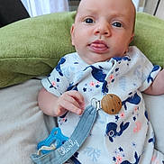 Charly a rejoint le concours — aidez-le/la à gagner de superbes lots ! baby, infant, pacifier, blue, whale, clothing, face, tongue, hand, pillow, indoor, soft_texture, cute, child, person, relaxing, fabric, clip, pattern, light