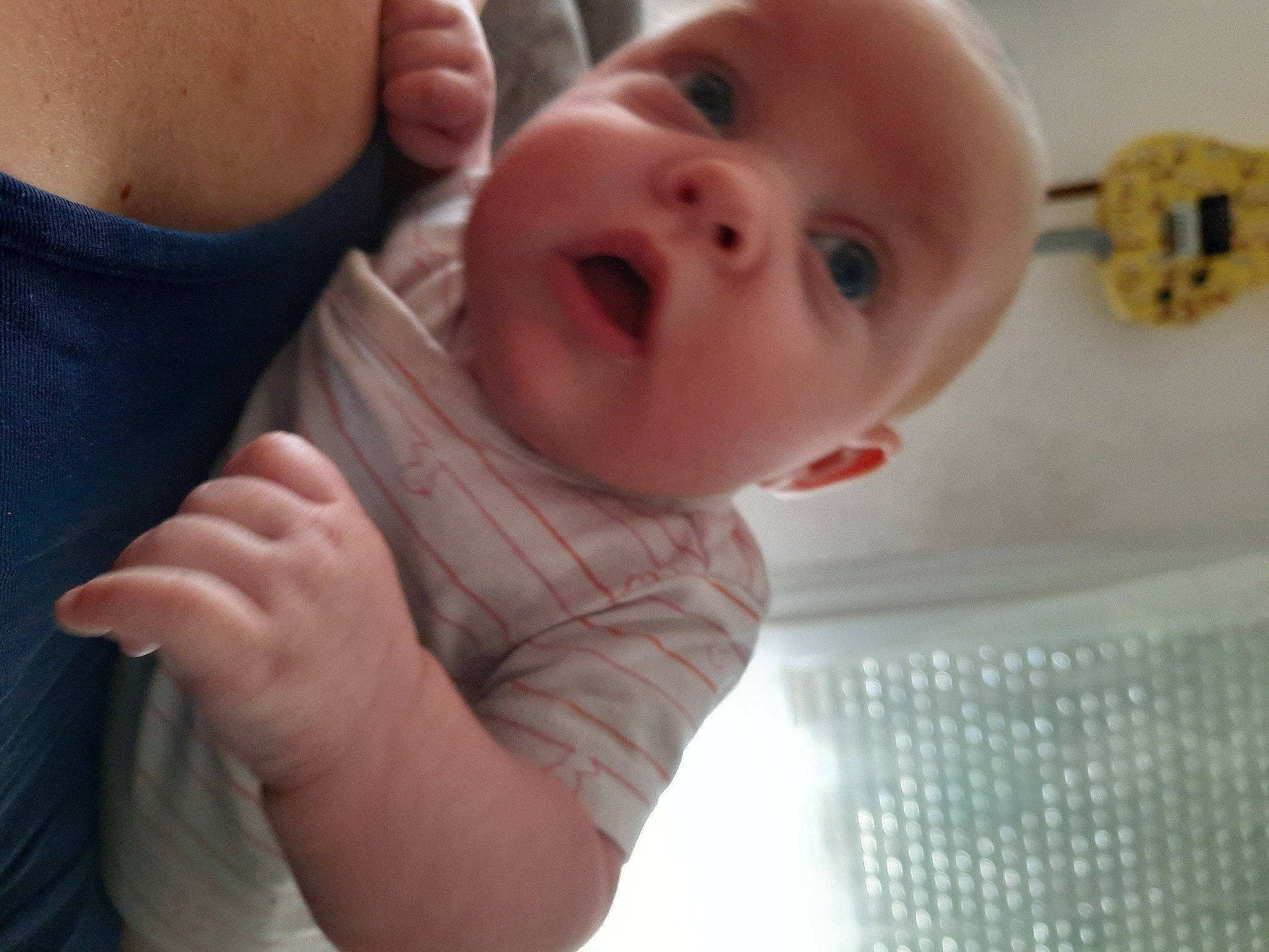 Mya a rejoint le concours — aidez-le/la à gagner de superbes lots ! arm, baby, baby_toddler_clothing, cheek, chin, clothing, eyelash, finger, gesture, hand, happy, human_body, iris, lip, mouth, nose, organ, person, skin, sleeve