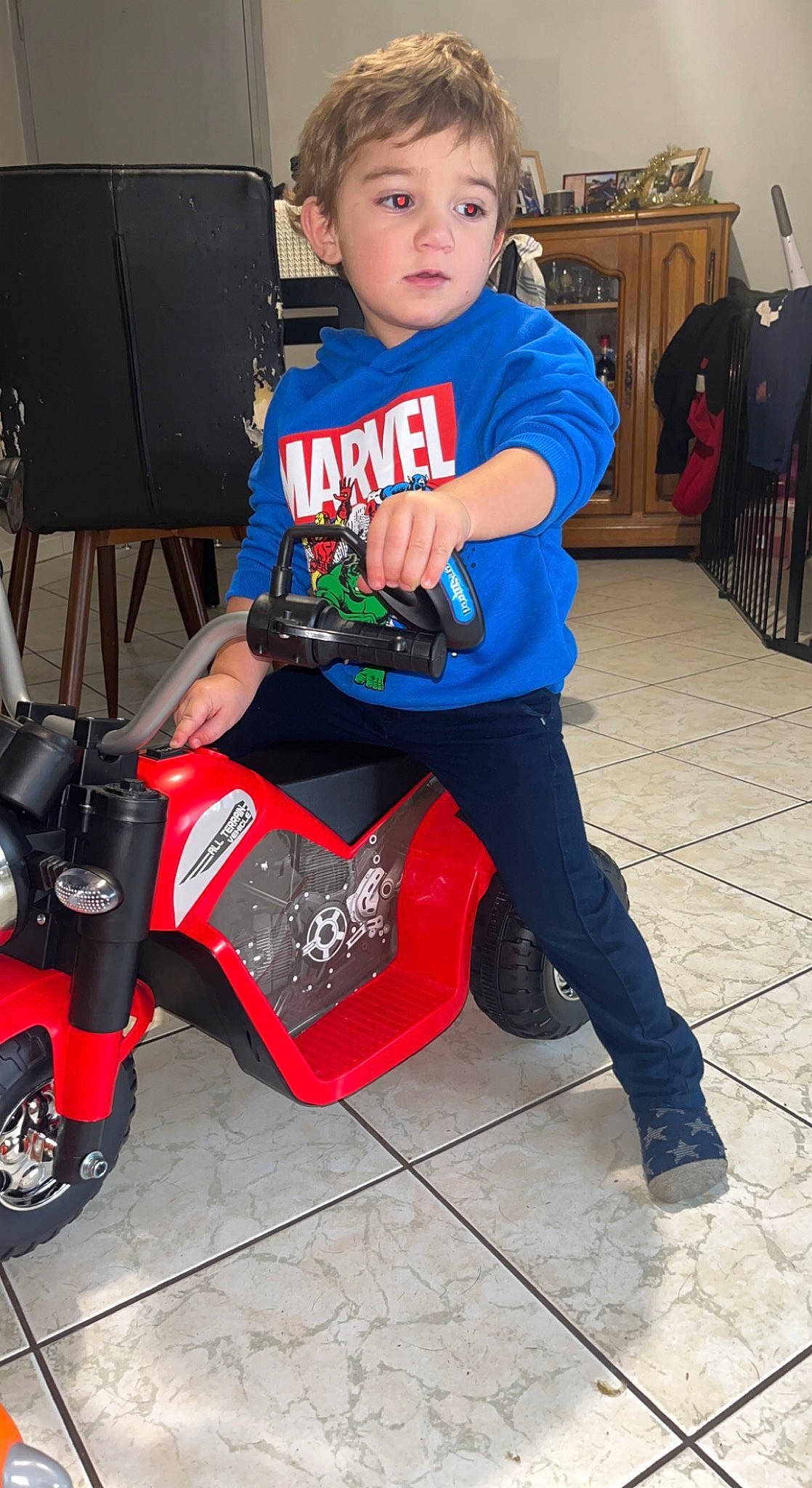 Tymeo participe au concours pour gagner de l'argent avec cette photo : automotive_design, automotive_tire, carmine, chair, child, flooring, fun, human_leg, lap, leg, person, recreation, riding_toy, sitting, sneakers, t_shirt, thigh, tire, toddler, vehicle