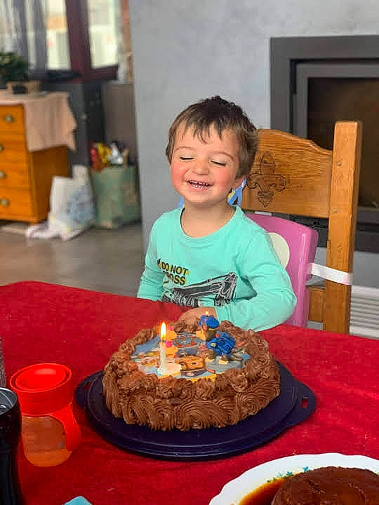 Logan a rejoint le concours — aidez-le/la à gagner de superbes lots ! baked_goods, birthday, birthday_cake, birthday_candle, cake, cake_decorating, candle, chair, cuisine, dessert, dish, event, food, ingredient, joy, person, plate, smile, sugar_cake, sweetness