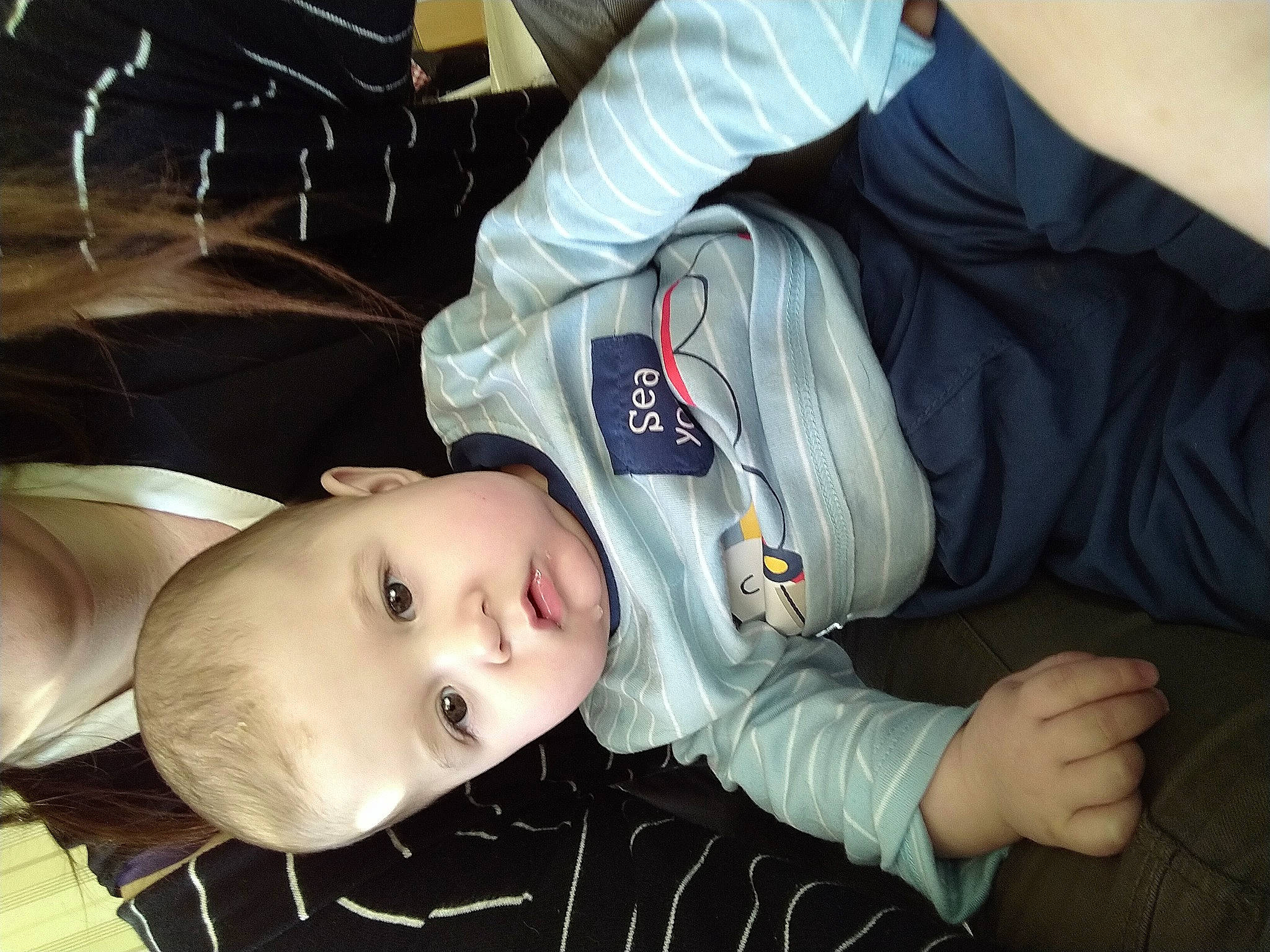 Owënn a rejoint le concours — aidez-le/la à gagner de superbes lots ! baby, baby_products, baby_toddler_clothing, cheek, child, comfort, elbow, mouth, person, sitting, sleeve, toddler