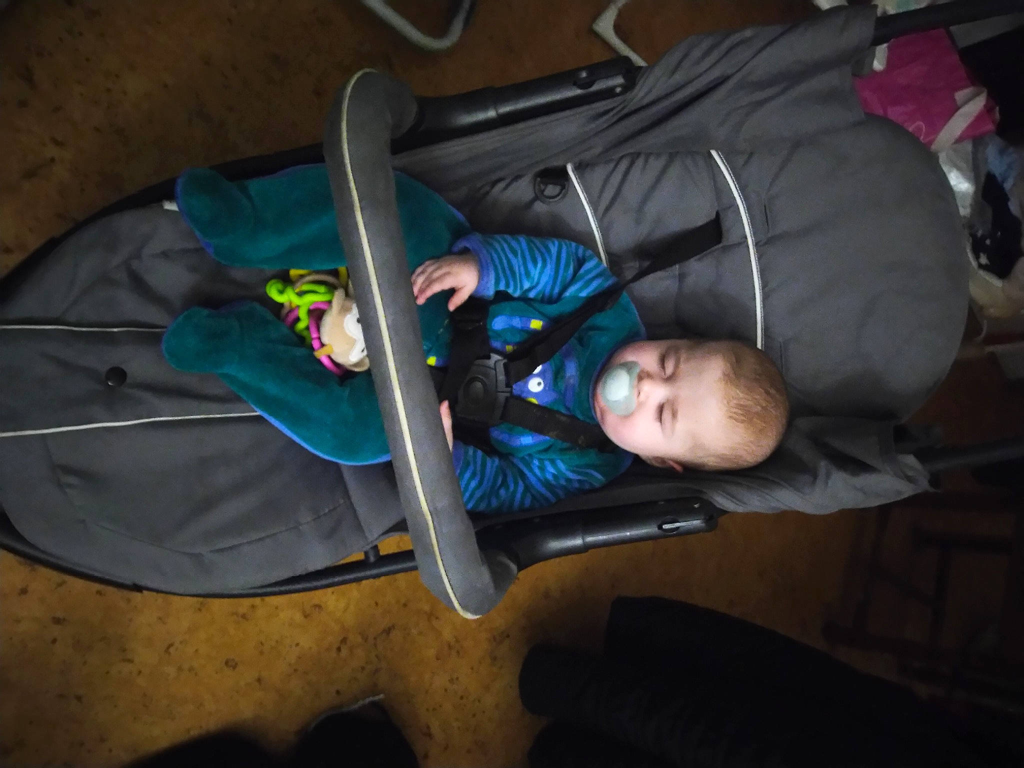 Owënn participe au concours pour gagner de l'argent avec cette photo : baby, baby_products, baby_toddler_clothing, child, comfort, darkness, electric_blue, flash_photography, fun, leisure, nap, night, person, recreation, room, sitting, sleep, toddler, tree