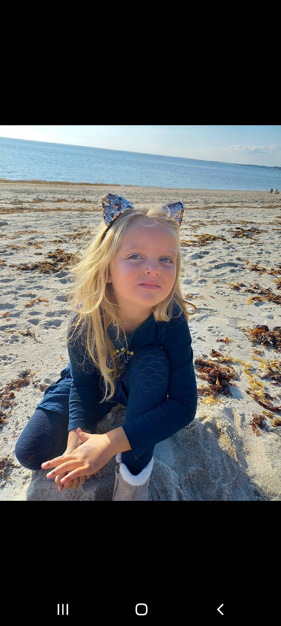 Haley a rejoint le concours — aidez-le/la à gagner de superbes lots ! azure, beach, blond, coast, electric_blue, eyewear, flash_photography, fun, grass, happy, horizon, landscape, people_in_nature, person, shore, sky, sunglasses, sunlight, toddler, travel