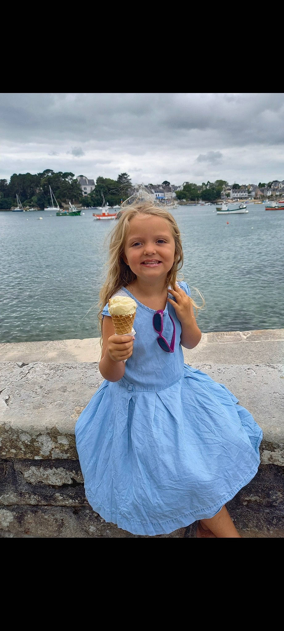 Haley a rejoint le concours — aidez-le/la à gagner de superbes lots ! azure, boat, cloud, day_dress, dress, electric_blue, fun, gesture, happy, joy, lake, leisure, people, person, recreation, sky, smile, summer, toddler, travel