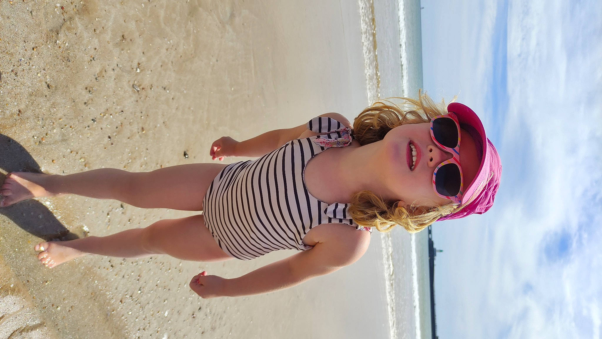 Liv participe au concours pour gagner de l'argent avec cette photo : arm, beach, dress, eyewear, fun, goggles, happy, hat, headgear, headwear, joint, people_on_beach, person, skin, smile, summer, sunglasses, sunlight, thigh, vision_care