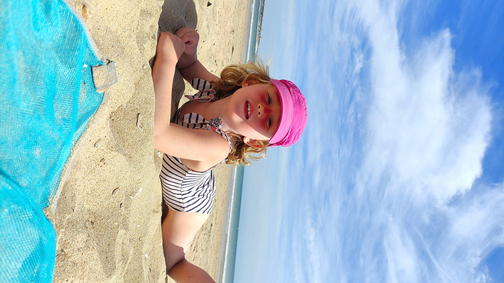 Liv a rejoint le concours — aidez-le/la à gagner de superbes lots ! blue, cloud, cool, dress, elbow, eyewear, glasses, hairstyle, happy, hat, headwear, leg, leisure, people_in_nature, person, shoulder, skin, sky, smile, sunglasses