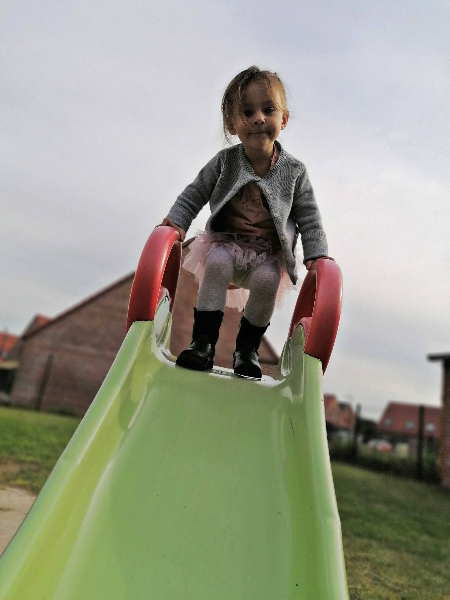 Emy a rejoint le concours — aidez-le/la à gagner de superbes lots ! child, chute, city, cloud, fun, grass, happy, jacket, joy, leisure, outdoor_play_equipment, person, playground, playground_slide, recreation, sitting, sky, sleeve, smile, t_shirt