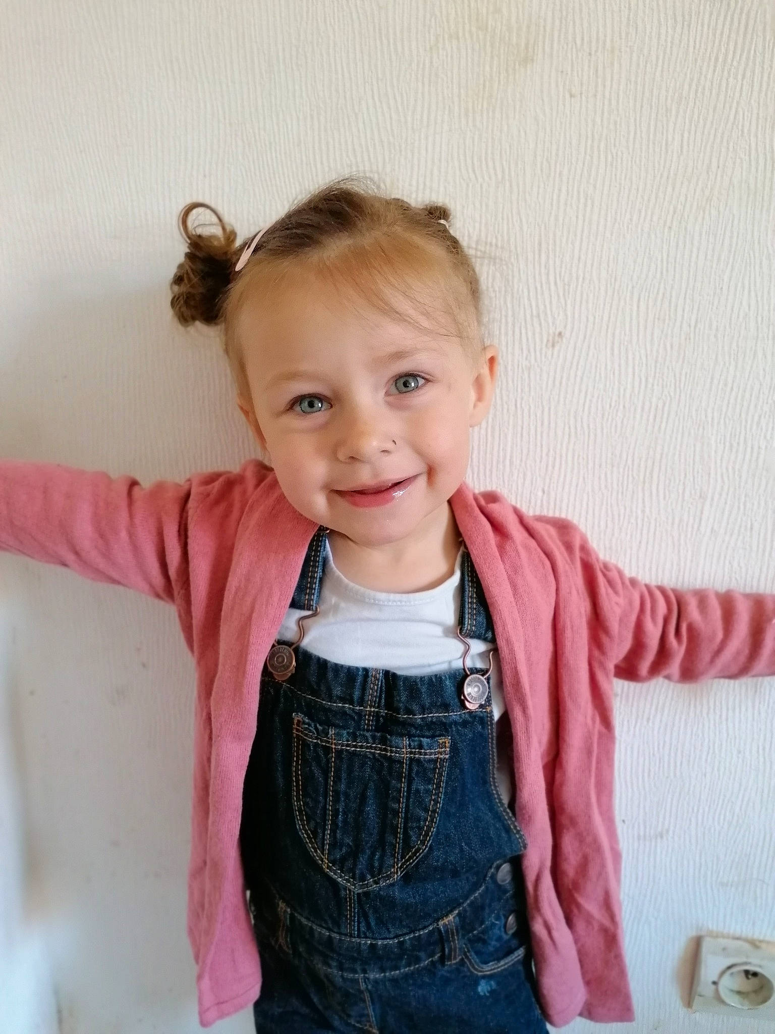 Emy participe au concours pour gagner de l'argent avec cette photo : baby_toddler_clothing, blond, collar, denim, dress_shirt, fashion_design, formal_wear, hair, happy, iris, joy, neck, outerwear, pattern, person, pink, shoulder, sleeve, smile, toddler