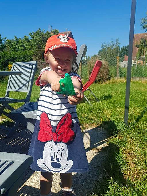 Emy a rejoint le concours — aidez-le/la à gagner de superbes lots ! baby, baseball_cap, cap, chair, child, fictional_character, fun, garden, grass, hat, headwear, joy, lawn_ornament, leisure, outdoor_recreation, person, plant, recreation, sky, smile