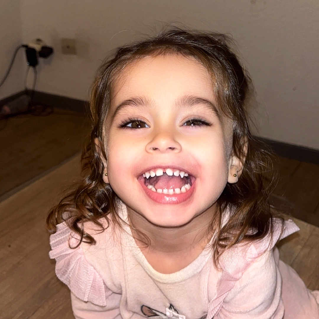 Inaya participe au concours pour gagner de l'argent avec cette photo : baby, babylaughing, bodypart, crawling, face, finger, hand, happy, hardwood, head, laughing, mouth, person, photography, plywood, portrait, smile, teeth, wood