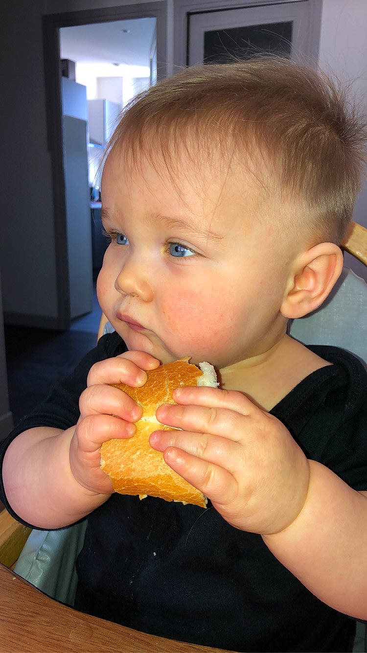 Naël participe au concours pour gagner de l'argent avec cette photo : baby, baby_grabbing_for_something, baby_toddler_clothing, biting, child, comfort_food, ear, fast_food, finger, food, food_craving, gesture, hand, ingredient, junk_food, mouth, nail, nose, person, thumb