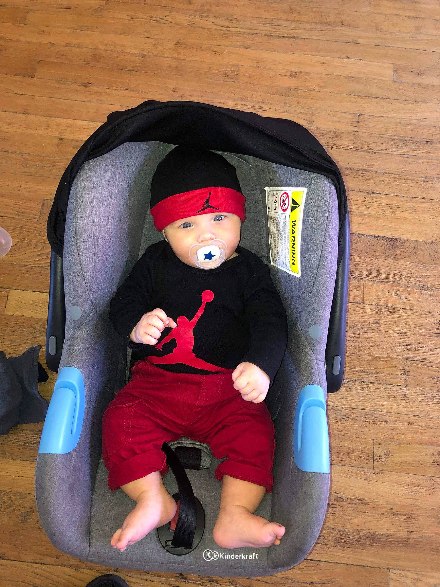 Naël participe au concours pour gagner de l'argent avec cette photo : baby, baby_carriage, baby_products, baby_safety, baby_toddler_clothing, bag, car_seat, chair, child, comfort, electric_blue, fashion_accessory, fun, headwear, lap, leisure, person, product, sitting, toddler