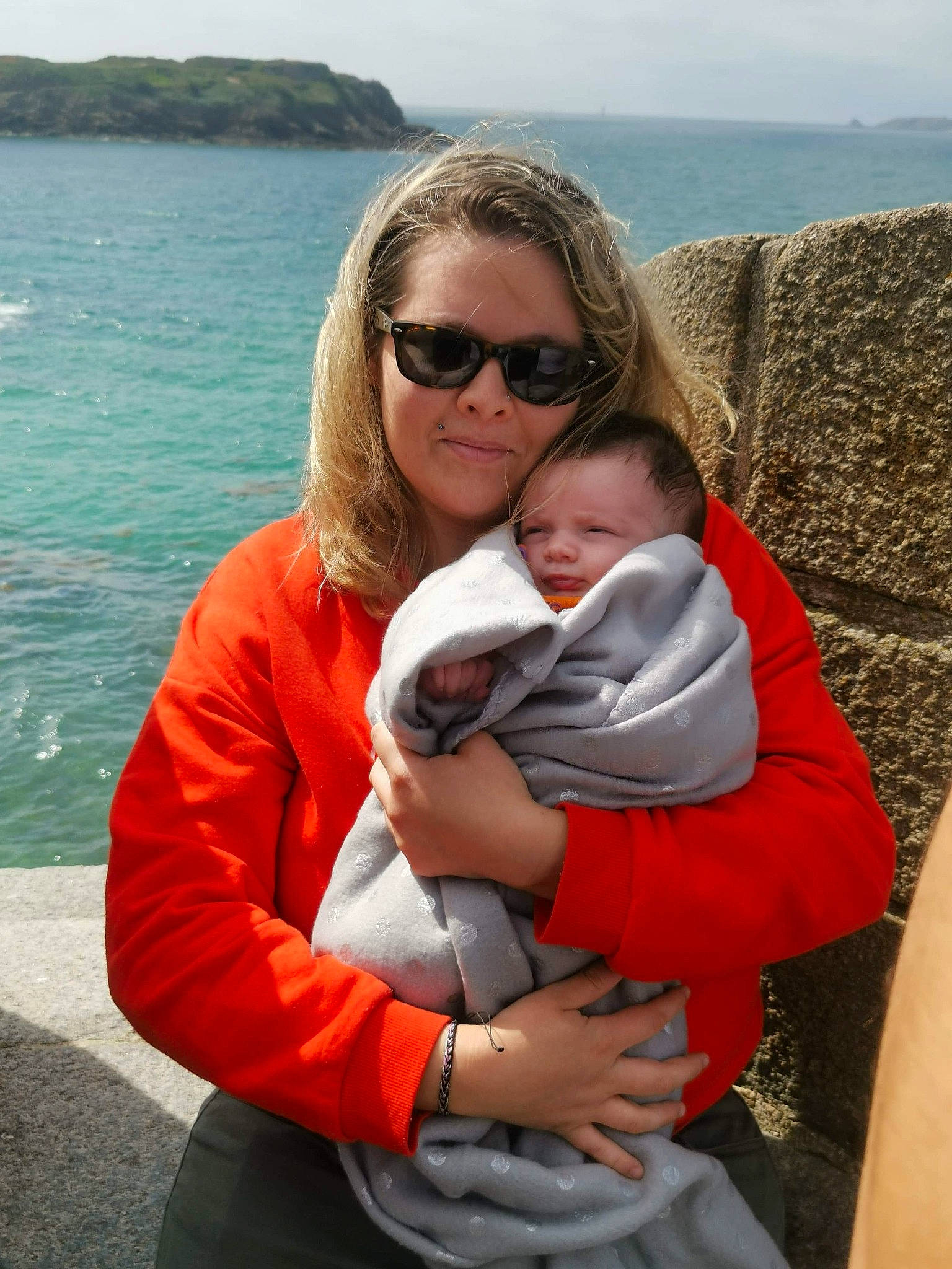 Tess participe au concours pour gagner de l'argent avec cette photo : hug, person, vacation