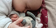Elvira participe au concours pour gagner de l'argent avec cette photo : baby, sleeping, plush_toy, blanket, hand, soft, cute, child, rest, comfort, infant, peaceful, cuddly, bedtime, young_child, fabric, indoor, portrait, toddler, cozy
