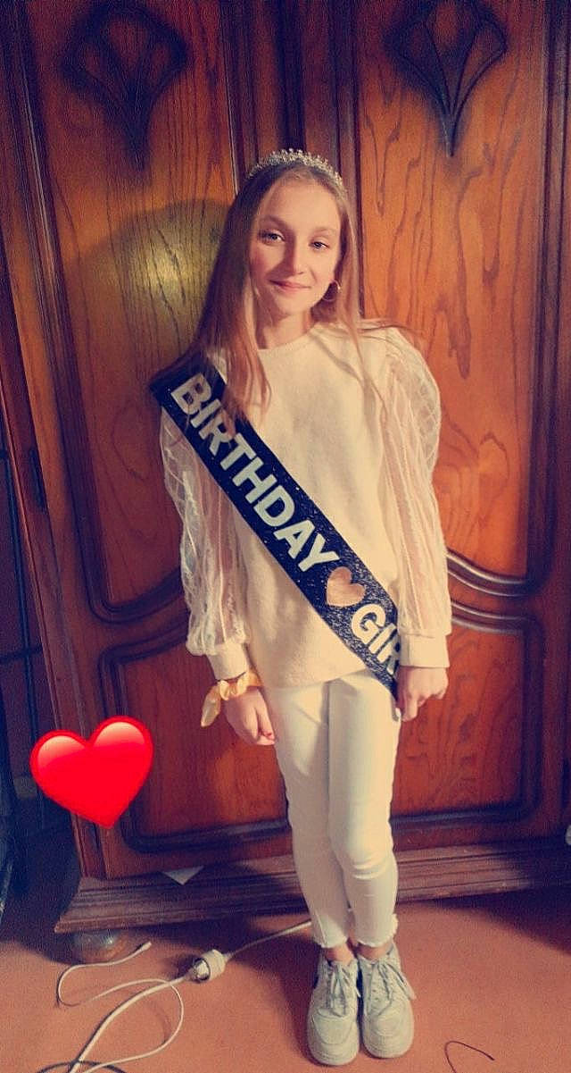 Maelia participe au concours pour gagner de l'argent avec cette photo : active_pants, balloon, blond, brown_hair, clothing, fashion_design, fashion_model, hair_accessory, heart, joy, long_hair, love, makeover, model, outerwear, pantsuit, person, sleeve, street_fashion, style