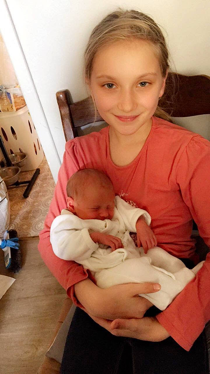 Maelia participe au concours pour gagner de l'argent avec cette photo : arm, baby, baby_products, baby_toddler_clothing, cheek, child, comfort, hand, head, joy, lap, love, nose, person, skin, stomach, toddler, wood_flooring