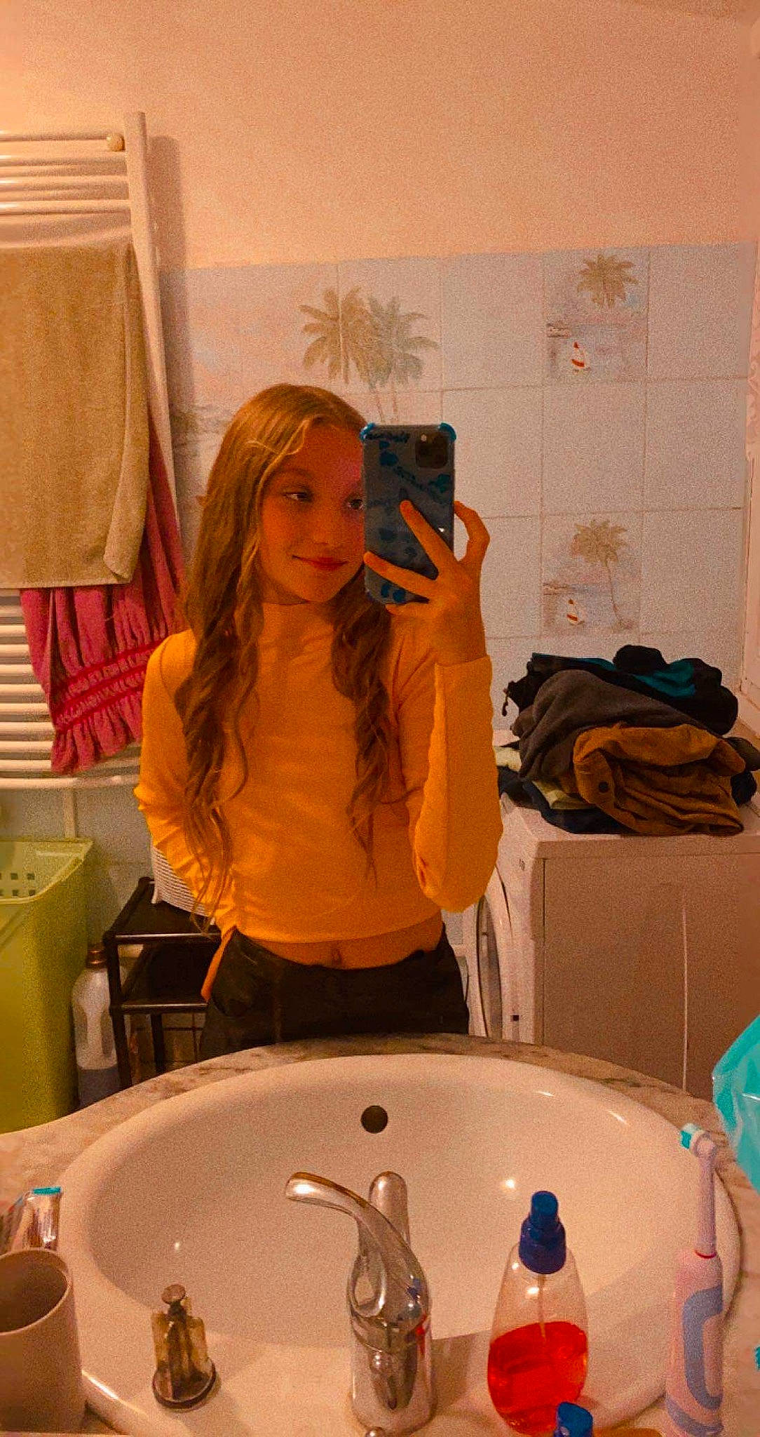 Maelia a rejoint le concours — aidez-le/la à gagner de superbes lots ! bathroom, bathroom_sink, beauty, design, eyewear, fun, hair, jacket, joy, layered_hair, leisure, long_hair, mirror, person, plumbing, plumbing_fixture, room, sink, sleeve, t_shirt