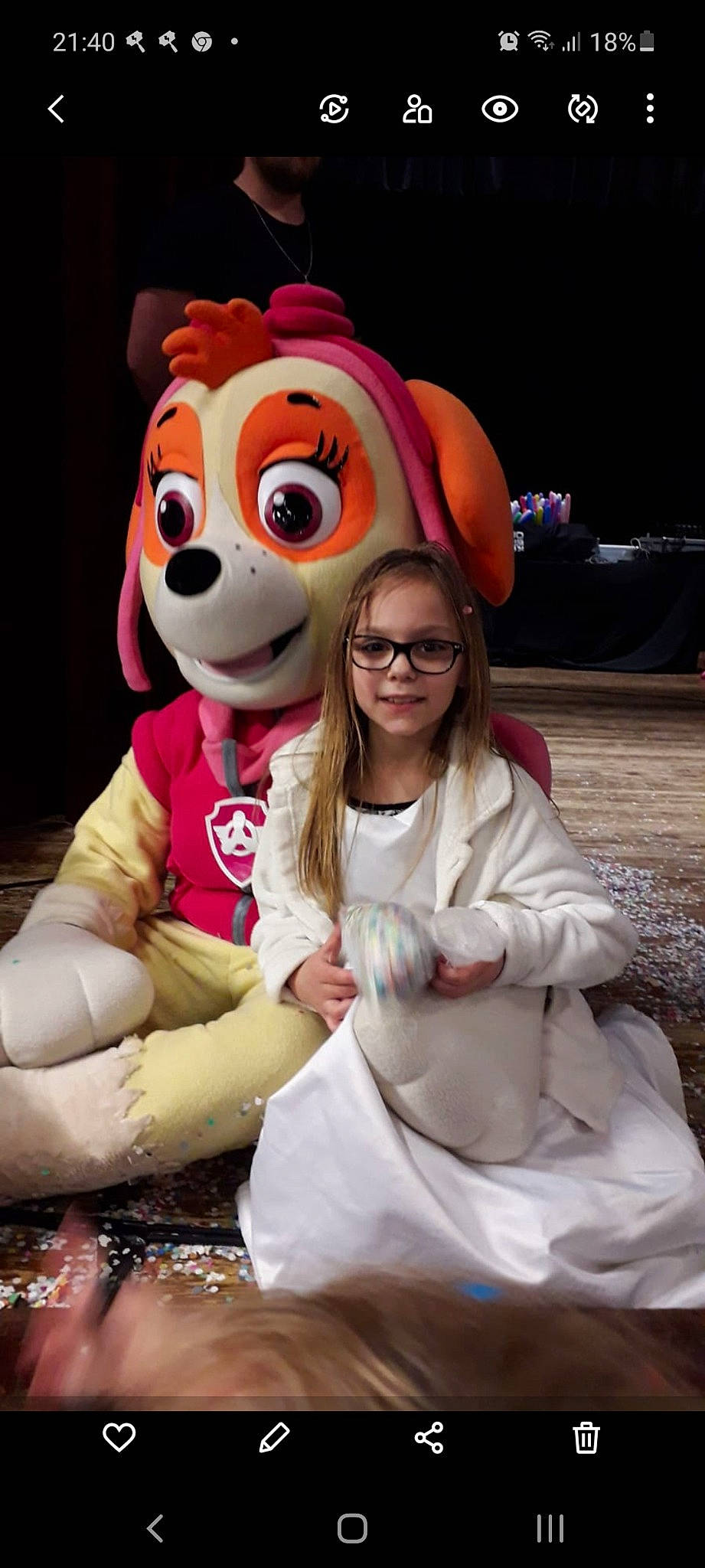 Mélyane participe au concours pour gagner de l'argent avec cette photo : animated_cartoon, child, costume, entertainment, event, eyewear, fawn, fun, fur, glove, happy, hat, holiday, joy, leisure, mascot, person, pink, recreation, smile