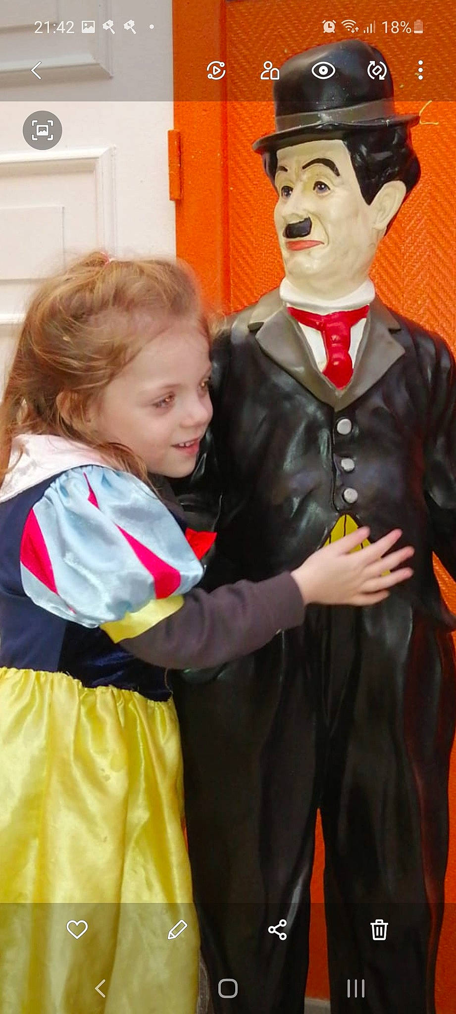 Alyzéane a rejoint le concours — aidez-le/la à gagner de superbes lots ! art, costume, entertainment, event, fashion_design, formal_wear, fun, fur, gesture, glove, hairstyle, happy, hat, performing_arts, person, smile, standing, statue, toddler, toy