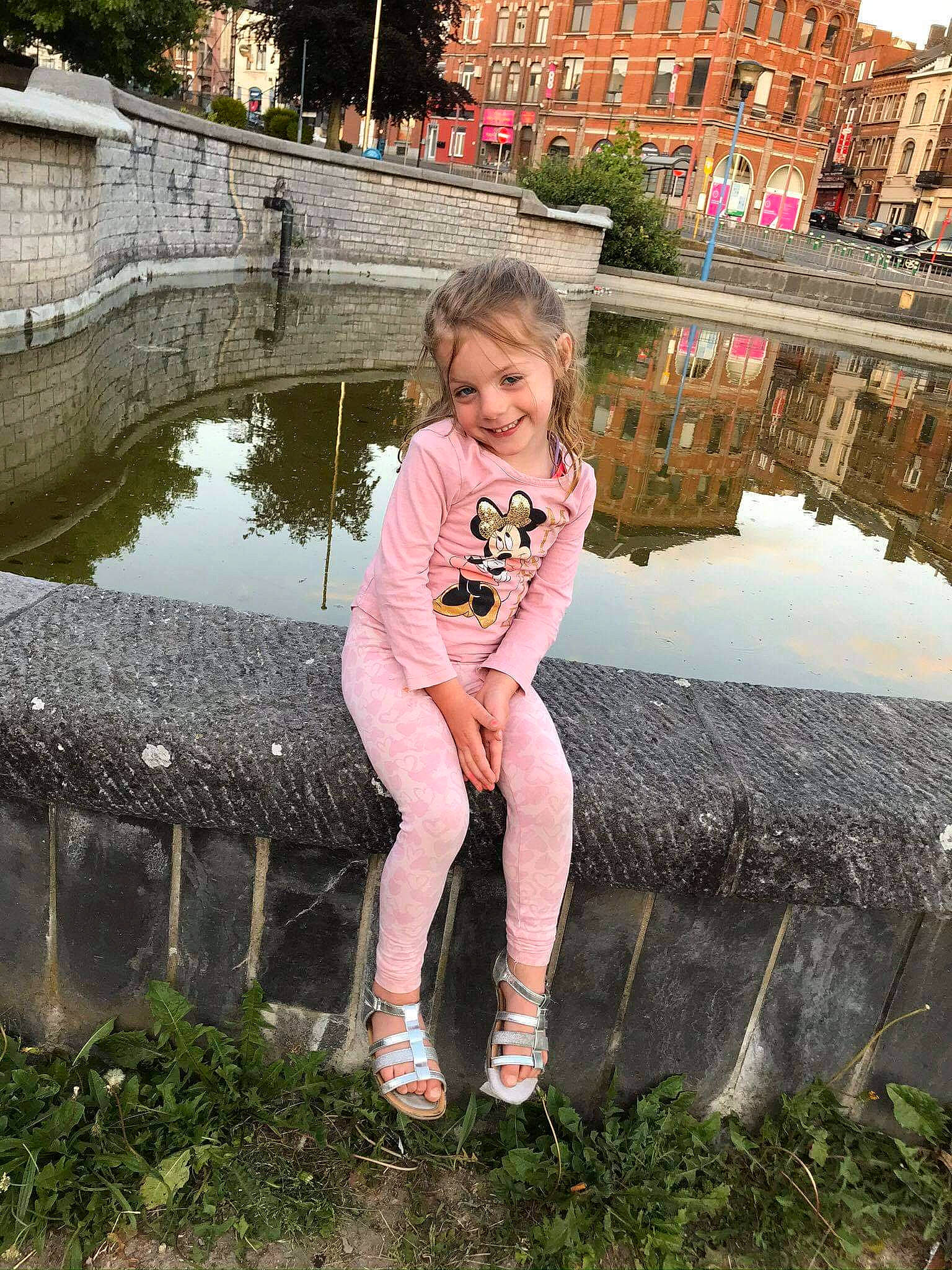 Alyzéane a rejoint le concours — aidez-le/la à gagner de superbes lots ! child, cool, fun, garden, grass, happy, joy, leisure, people_in_nature, person, plant, sitting, smile, spring, street_fashion, t_shirt, toddler, tourism, travel, tree
