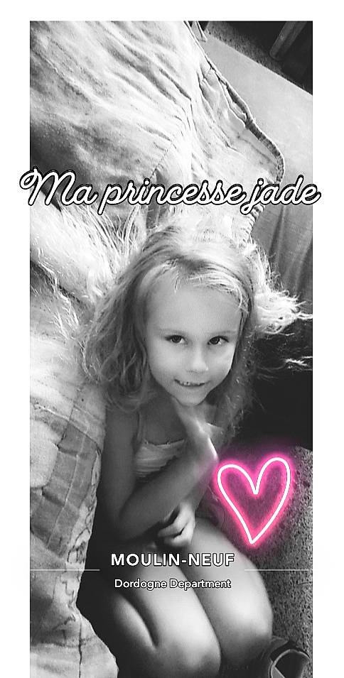 Jade participe au concours pour gagner de l'argent avec cette photo : adaptation, beauty, black, blond, child, eyebrow, eyelash, face, facial_expression, flash_photography, font, happy, human, iris, long_hair, organ, person, photo_caption, picture_frame, smile