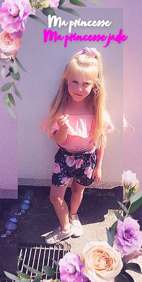 Jade participe au concours pour gagner de l'argent avec cette photo : beauty, blond, brown_hair, cool, fashion_design, fawn, hair, happy, human_leg, long_hair, magenta, person, petal, pink, plant, purple, shorts, thigh, toy, violet