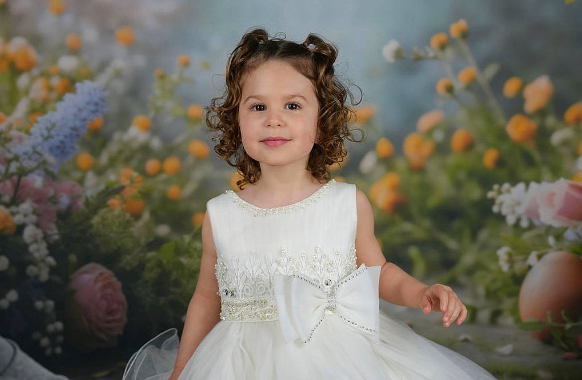 Kayla a rejoint le concours — aidez-le/la à gagner de superbes lots ! beauty, bouquet, bridal_clothing, bridal_party_dress, day_dress, dress, embellishment, eye, flash_photography, flower, flower_arranging, formal_wear, gown, grass, happy, iris, joy, people_in_nature, person, petal