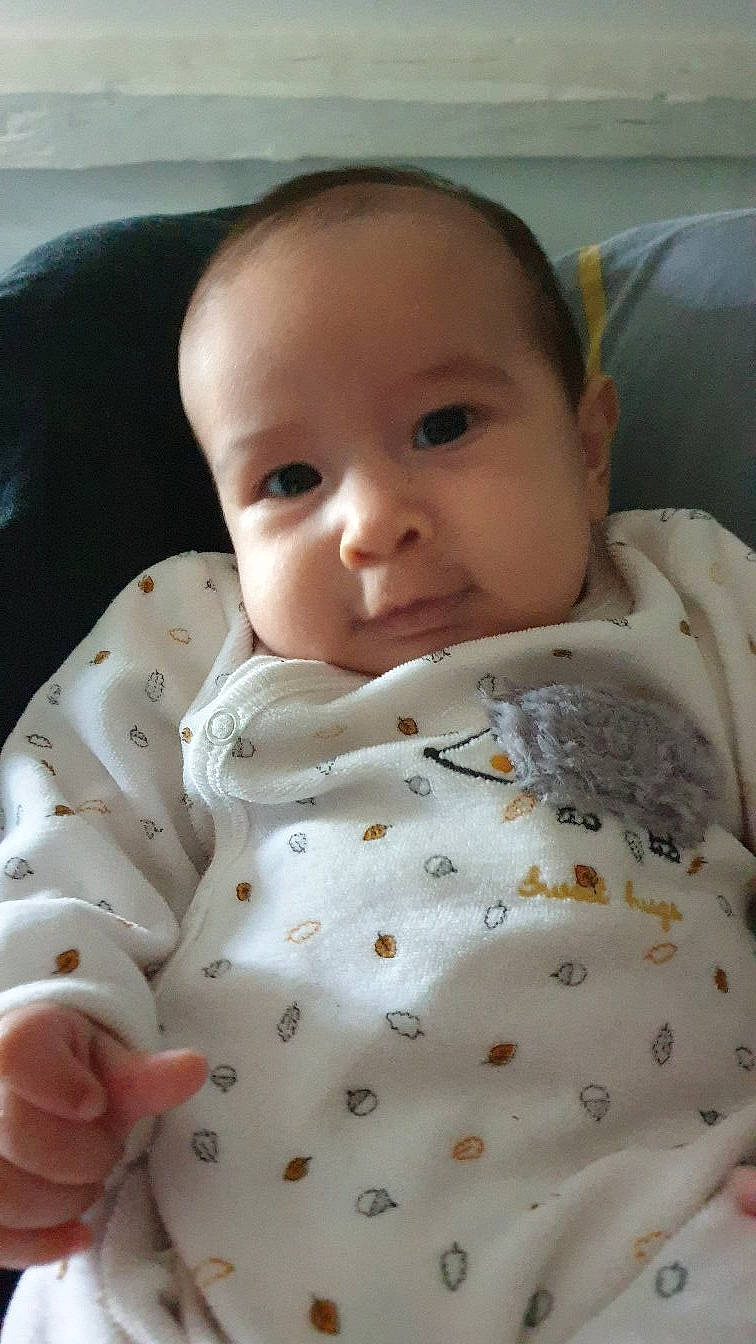 Mathéo participe au concours pour gagner de l'argent avec cette photo : baby, baby_toddler_clothing, child, collar, comfort, face, linens, pattern, person, skin, sleeve, smile, textile, thumb, toddler