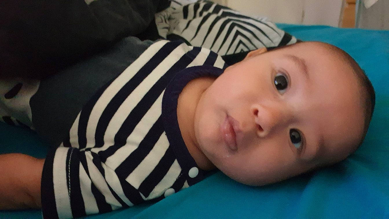 Mathéo participe au concours pour gagner de l'argent avec cette photo : baby, baby_toddler_clothing, cheek, child, comfort, cool, electric_blue, eyebrow, eyelash, facial_expression, fun, iris, lip, mouth, nose, person, room, sitting, skin, sleeve