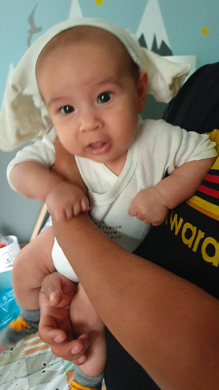 Mathéo participe au concours pour gagner de l'argent avec cette photo : arm, baby, baby_safety, baby_toddler_clothing, cheek, comfort, eye, eyebrow, finger, gesture, hand, happy, lip, mouth, nail, nose, person, skin, sleeve, thumb