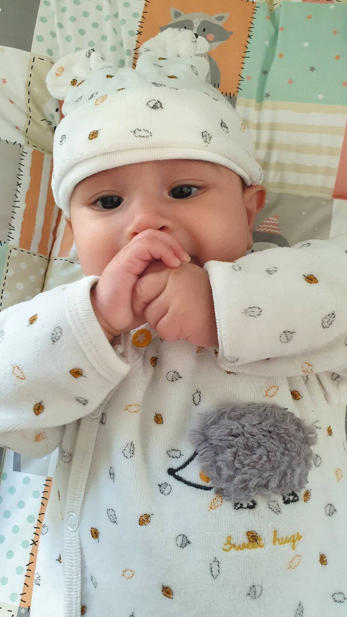 Mathéo participe au concours pour gagner de l'argent avec cette photo : baby, baby_products, baby_safety, baby_toddler_clothing, baseball_cap, cap, cheek, child, collar, dress_shirt, face, headgear, headwear, outerwear, pattern, person, product, skin, sleeve, textile