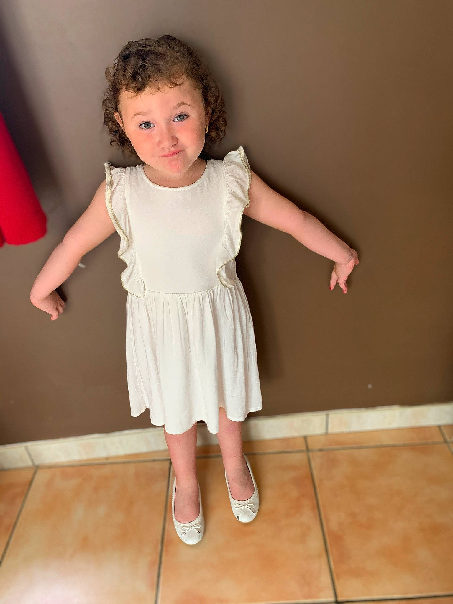 Louana participe au concours pour gagner de l'argent avec cette photo : arm, child, child_model, dress, finger, floor, flooring, footwear, joint, knee, leg, person, shoe, shoulder, skin, standing, toddler
