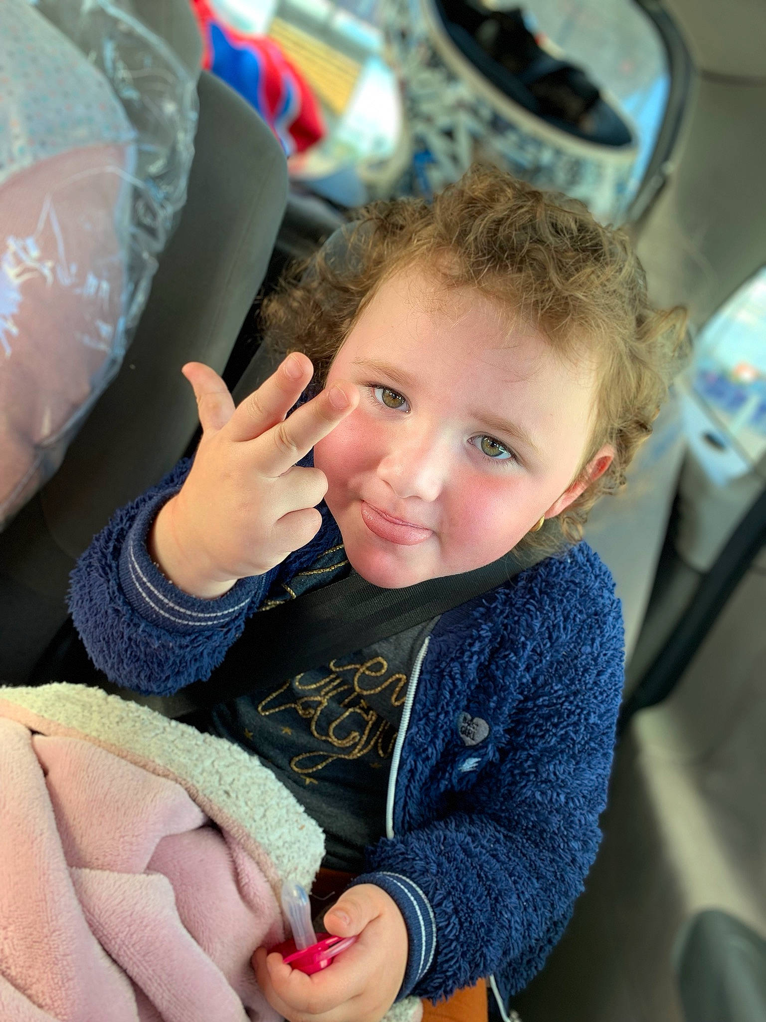 Louana a rejoint le concours — aidez-le/la à gagner de superbes lots ! baby, car_seat, cheek, child, ear, finger, gesture, hand, joy, nail, person, sitting, skin, smile, thumb, toddler, vacation