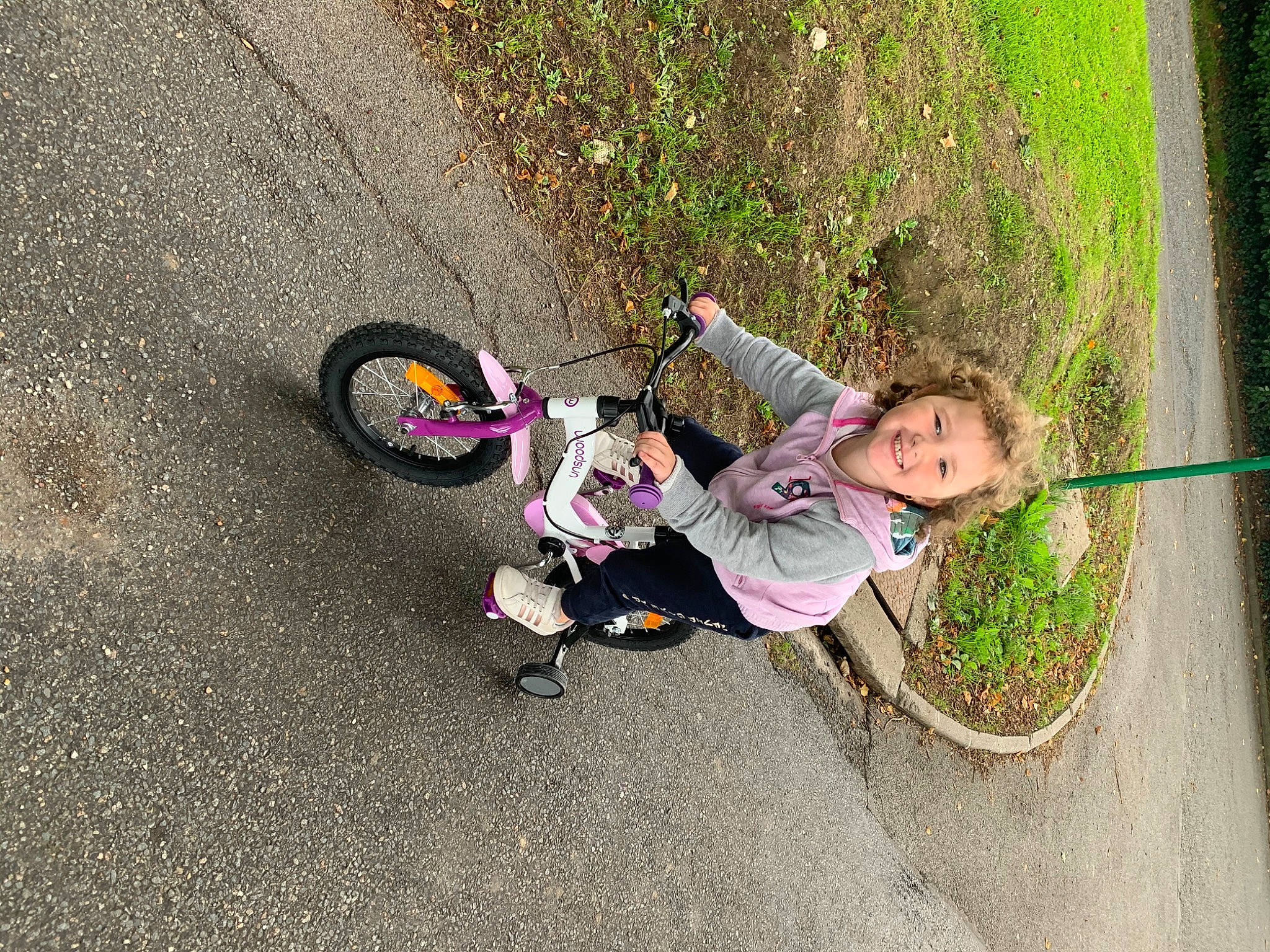 Louana participe au concours pour gagner de l'argent avec cette photo : asphalt, baby_products, bicycle, bicycle_accessory, bicycle_wheel, child, cycling, grass, joy, leisure, person, photography, plant, recreation, sports_equipment, toddler, tree, vehicle, wheel