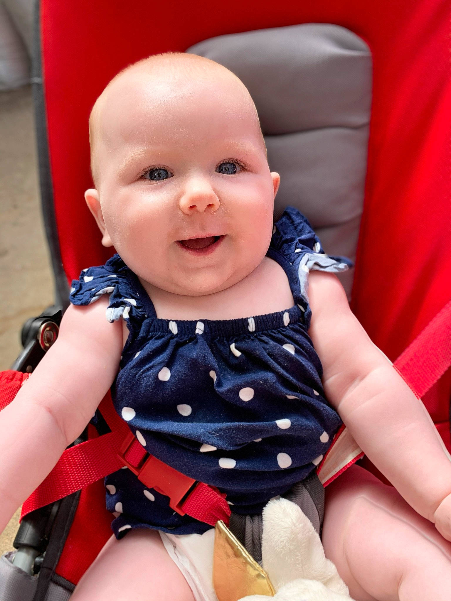 Athénaïs participe au concours pour gagner de l'argent avec cette photo : baby, baby_carriage, baby_products, baby_toddler_clothing, cheek, child, face, finger, head, lip, mouth, pattern, person, sitting, skin, toddler