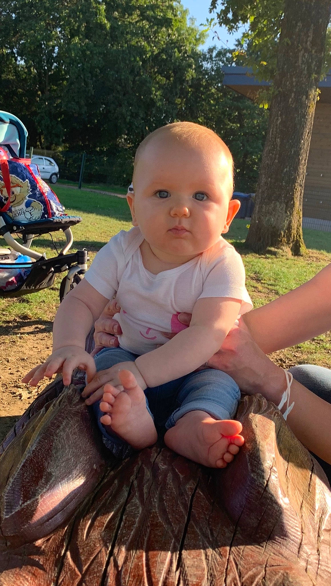 Athénaïs participe au concours pour gagner de l'argent avec cette photo : child, person, play, sitting, smile, toddler