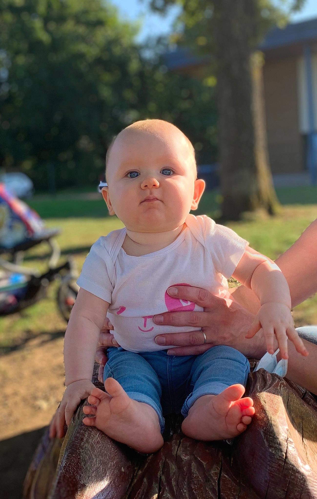 Athénaïs a rejoint le concours — aidez-le/la à gagner de superbes lots ! baby, child, person, sitting, skin, smile, summer, toddler