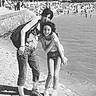 Patate participe au concours pour gagner de l'argent avec cette photo : beach, beauty, black_and_white, friendship, fun, happy, interaction, leg, leisure, monochrome, monochrome_photography, photograph, photography, sea, smile, snapshot, summer, tourism, vacation, white