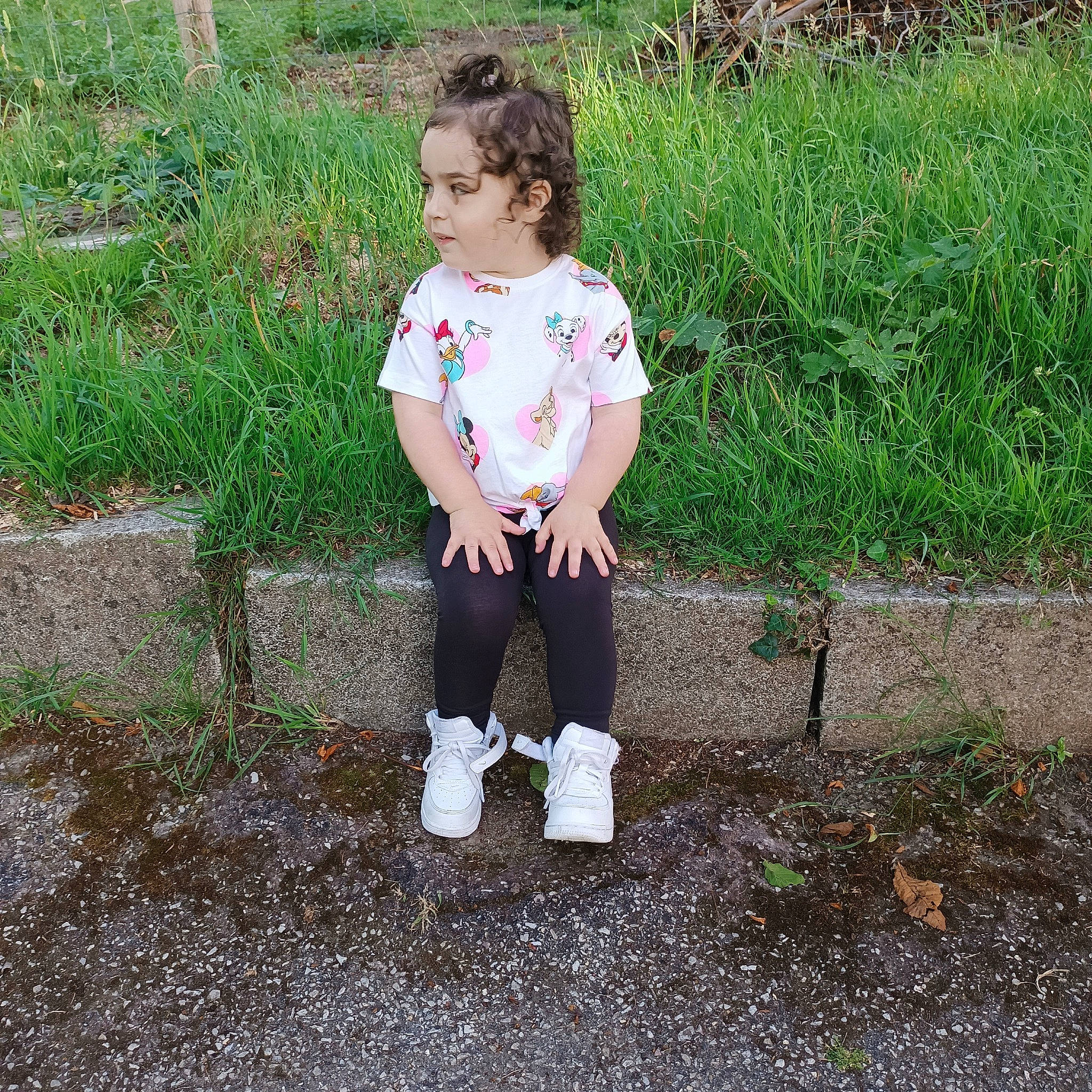 Hailey participe au concours pour gagner de l'argent avec cette photo : baby_toddler_clothing, child, fun, grass, grass_family, grassland, happy, head, human_body, knee, leg, pattern, people_in_nature, person, plant, sitting, sleeve, soil, t_shirt, thigh