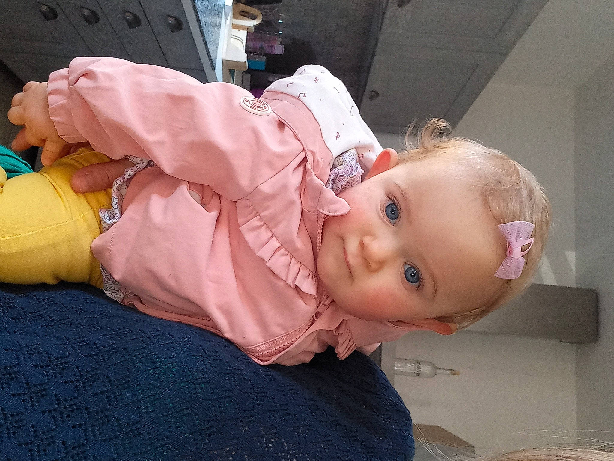 Ambre participe au concours pour gagner de l'argent avec cette photo : baby, baby_products, baby_toddler_clothing, cheek, child, comfort, flooring, fun, happy, mouth, person, pink, room, sitting, sleeve, toddler, wood