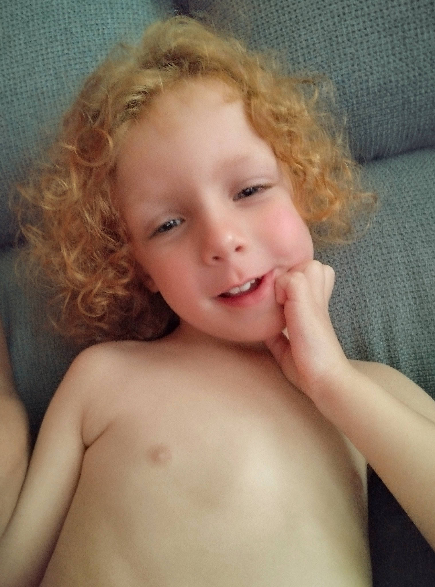 Dany participe au concours pour gagner de l'argent avec cette photo : arm, cheek, chin, ear, eye, eyebrow, eyelash, hair, hand, human_body, iris, jaw, joint, joy, lip, mouth, muscle, neck, nose, person