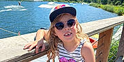 Alice a rejoint le concours — aidez-le/la à gagner de superbes lots ! accessories, child, clothing, face, female, girl, hat, head, nature, outdoors, person, photography, port, portrait, scenery, sitting, summer, sunglasses, water, waterfront