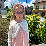 Alice participe au concours pour gagner de l'argent avec cette photo : accessories, child, city, clothing, dress, face, female, girl, glasses, head, herbal, herbs, neighborhood, person, photography, plant, portrait, road, street, urban
