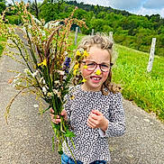 Alice a rejoint le concours — aidez-le/la à gagner de superbes lots ! accessories, blouse, clothing, face, flower, flowerarrangement, flowerbouquet, glasses, grass, head, herbal, herbs, pants, path, person, petal, photography, plant, portrait, vegetation