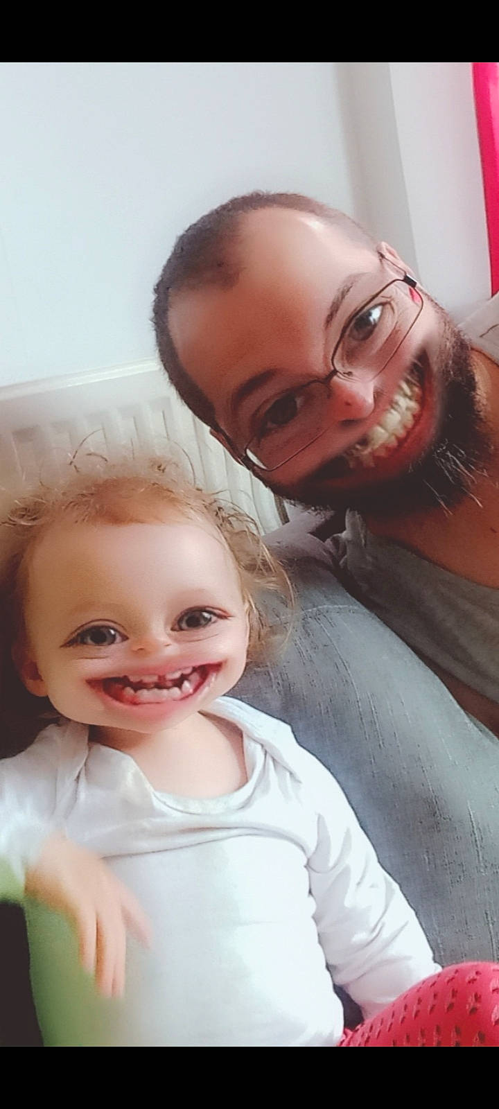 Alyssa participe au concours pour gagner de l'argent avec cette photo : arm, beard, cheek, chin, eye, eyebrow, face, forehead, glasses, hair, head, joy, lip, mouth, nose, organ, person, shoulder, skin, smile