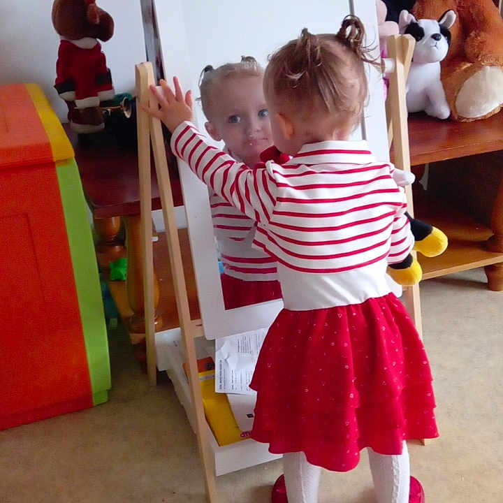 Alyssa a rejoint le concours — aidez-le/la à gagner de superbes lots ! baby, baby_toddler_clothing, chair, child, design, fun, mammal, orange, photograph, pink, play, red, room, snapshot, sock, standing, textile, toddler, toy, vertebrate